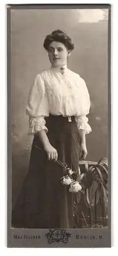 Fotografie Max Fischer, Berlin-N, Invaliden-Strasse 164, Portrait junge Dame in weisser Bluse und Rock