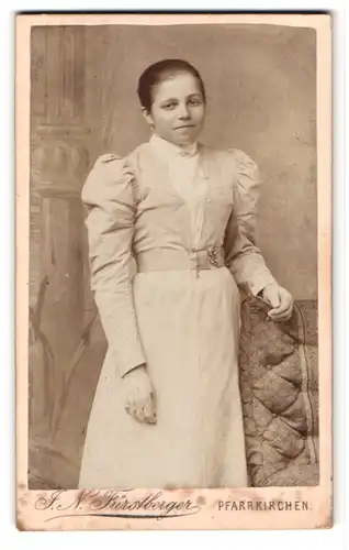 Fotografie J. N. Fürstberger, Pfarrkirchen, Bahnhofstrasse 241 & 249, Portrait junge Dame im modischen Kleid