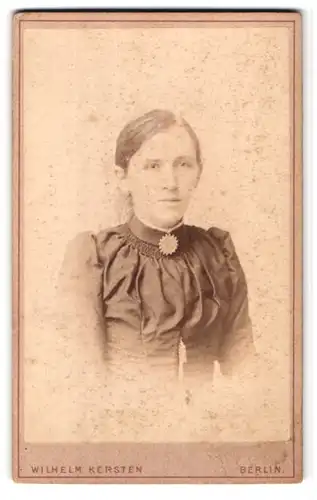 Fotografie Wilhelm Kersten, Berlin-SW, Krausen-Strasse 40, Portrait junge Dame mit Kragenbrosche