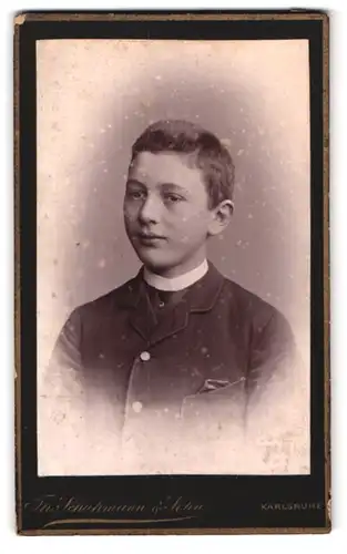 Fotografie Th. Schuhmann & Sohn, Karlsruhe, Amalienstrasse 57, Portrait junger Mann in modischer Kleidung