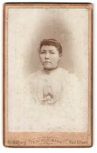 Fotografie F. W. Kuhlmann, Bückeburg, Schul-Str. 19, Portrait hübsche junge Frau im weissen Kleid mit Halskette