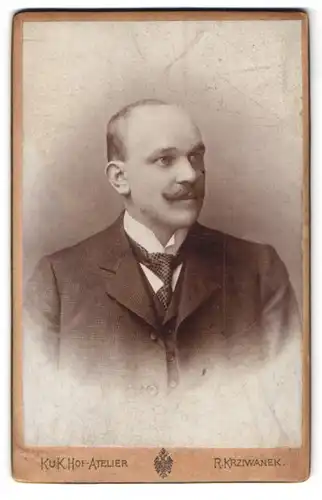 Fotografie R. Krziwanek, Ischl, Franzensallee 10, Portrait junger Mann im Anzug mit Moustache