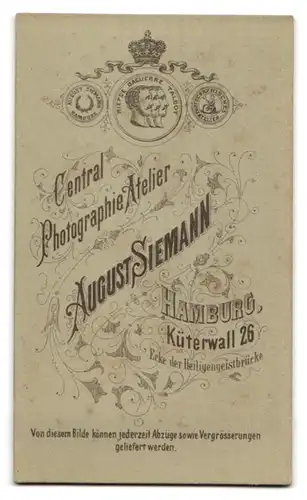 Fotografie A. Siemann, Hamburg, Küterwall 26, Portrait Dame im Biedermeierkleid mit Hochsteckfrisur und Puffärmeln