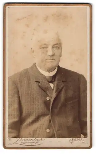 Fotografie C. Bräunlich, Jena, am Holzmarkt, Portrait älterer Herr im Anzug mit Fliege