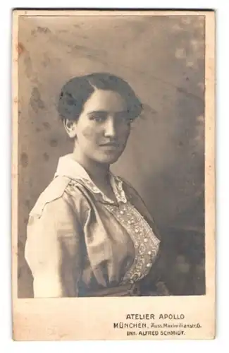 Fotografie Atelier Apollo, München, Äuss. Maximilianstr. 6, Portrait hübsche junge Frau im bestickten Kleid