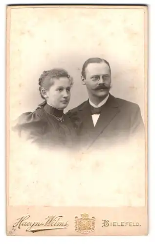 Fotografie Haeyn. Wilms, Bielefeld, Obernthorwall 23, Portrait junge Frau im schwarzen Kleid mit Mann im Anzug