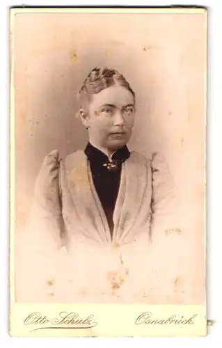 Fotografie Otto Schulz, Osnabrück, Domhof 4a, Portrait Frau im gestreiften Kleid mit Puffärmeln und Hochsteckfrisur