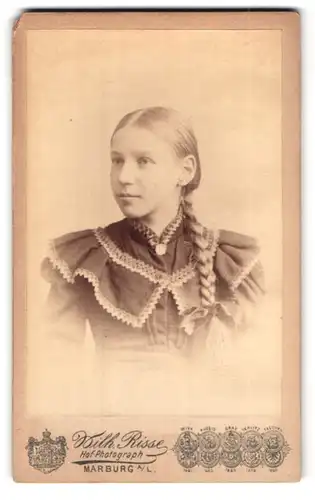 Fotografie Wilh. Risse, Marburg a. L., Portrait hübsches Mädchen im Rüschenkleid mit Zopf