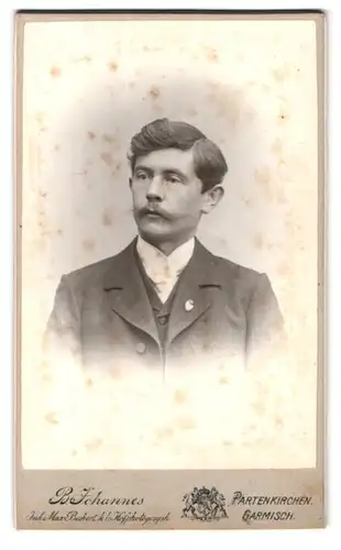 Fotografie B. Johannes, Partenkirchen, Portrait junger Mann im Anzug mit Moustache