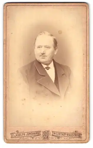 Fotografie Adolph Junghans, Neustadt-Magdeburg, Breiteweg 21, Portrait korpulenter Herr im Anzug mit Weste