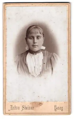 Fotografie Anton Steiner, Haag, Portrait junge Frau im Biedermeierkleid mit Halskette