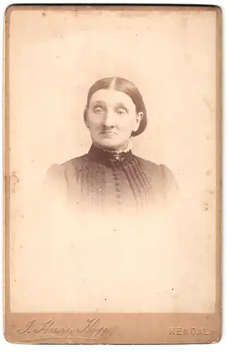 Fotografie J. Henry Hogg, Kendal, Stricklandgate, Portrait ältere Dame mit Kragenbrosche