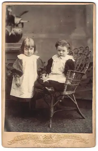 Fotografie A. & G. Taylor, Carlisle, 18 Bank Street, Portrait kleines Mädchen und Kleinkind in hübscher Kleidung