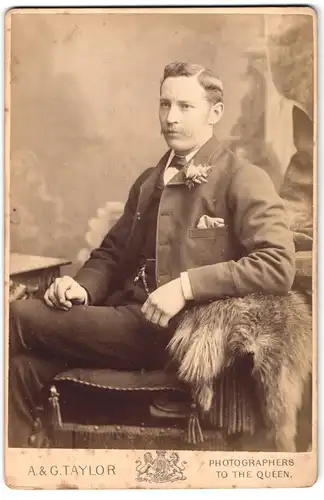 Fotografie A. & G. Taylor, Liverpool, 34 Church Street, Portrait modisch gekleideter Herr am Tisch sitzend