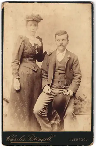 Fotografie Charles Pettingell, Liverpool, 180 London Road, Portrait bürgerliches Paar in modischer Kleidung