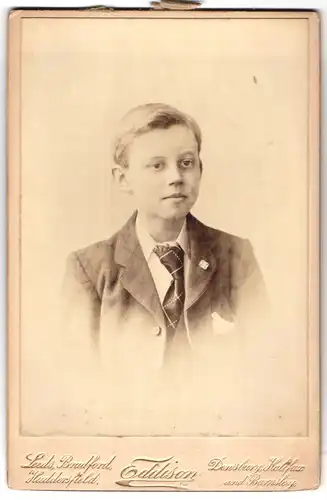 Fotografie Eddison Ltd., Manchester, 13, St. Ann`s Square, Portrait kleiner Junge im Anzug mit Krawatte