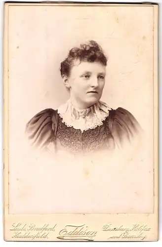 Fotografie Eddison Ltd., Manchester, 13, St. Ann`s Square, Portrait bürgerliche Dame in hübscher Kleidung