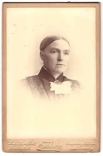 Fotografie Eddison Ltd., Manchester, 40, King St., Portrait bürgerliche Dame mit zurückgebundenem Haar