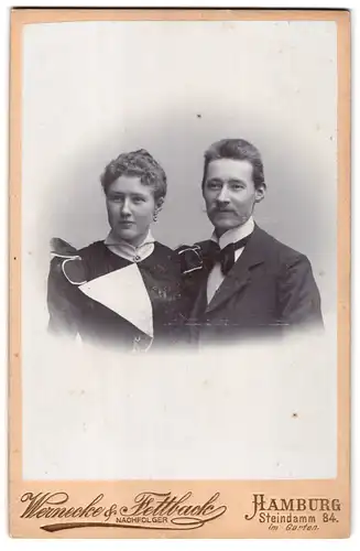 Fotografie Wernecke & Fettback Nachfolger, Hamburg, Steindamm 84, Portrait junges Paar in modischer Kleidung