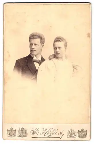 Fotografie W. Höffert, Berlin, Unter den Linden 24, Portrait bürgerliches Paar in eleganter Kleidung