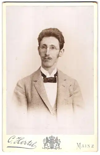 Fotografie C. Hertel, Mainz, Grosse Bleiche 50, Portrait stattlicher Herr im Anzug mit Brille