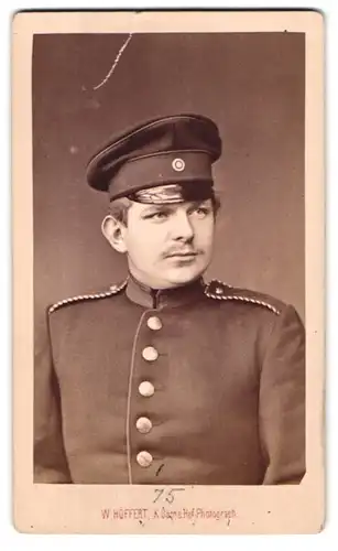 Fotografie W. Höffert, Dresden, Seestr. 10, Portrait Einjährig-Freiwilliger in Uniform mit Mütze
