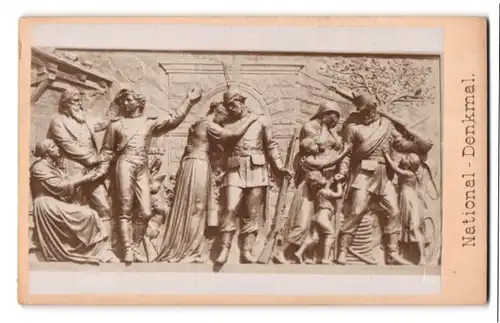 Fotografie unbekannter Fotograf, Ansicht Rüdesheim, Relief am National-Denkmal, Kriegsabschied, Niederwalddenkmal
