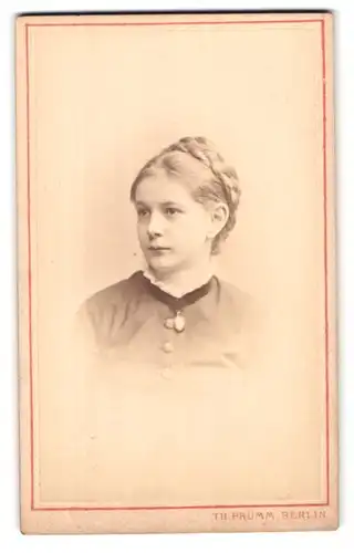 Fotografie Th. Prümm, Berlin, Unter den Linden 51, Portrait hübsche junge Dame mit hochgebundenem Haar