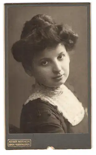 Fotografie Atelier Wertheim, Berlin, Rosenthalerstr., Portrait hübsche Brünette mit Dutt