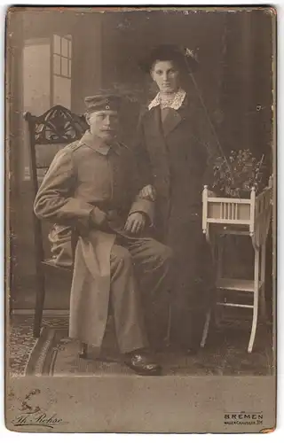 Fotografie Th. Rohse, Bremen, Waller Chaussee 31d, Soldat in Feldgrau mit Schulterstück Rgt. 10 nebst Gattin