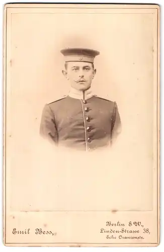 Fotografie Emil Hess, Berlin, Lindenstrasse 38, Garde-Soldat in Uniform mit Krätzchen