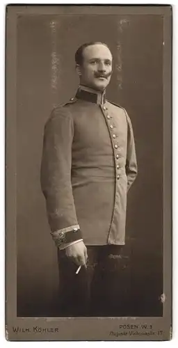 Fotografie Wilhelm Köhler, Posen, Auguste-Victoriastr. 17, Uffz. in Uniform raucht Zigarette