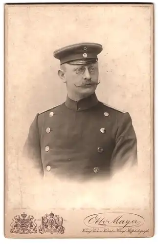 Fotografie Otto Mayer, Dresden, Pragerstrasse 38, Portrait Offizier in Uniform mit Schirmmütze