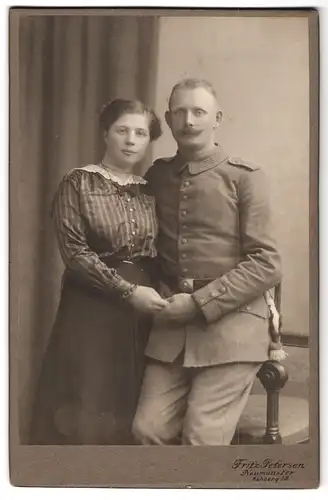 Fotografie Fritz Petersen, Neumünster, Kuhberg 18, Soldat in Feldgrau mit Schlagband