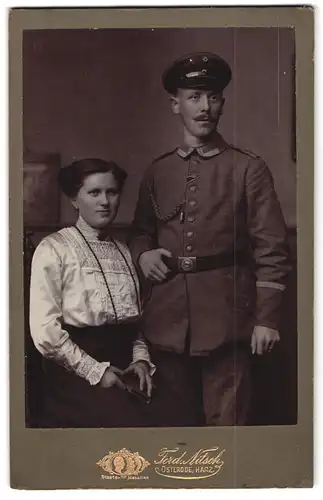 Fotografie Ferd. Nitsch, Osterode / Harz, Uffz. in Feldgrau mit Schützenschnur