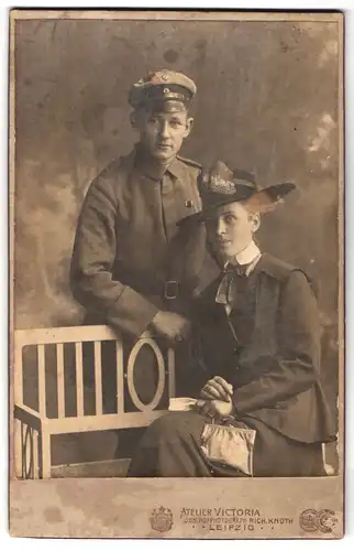 Fotografie Rich. Knoth, Leipzig, Soldat in Feldgrau mit Schirmmütze und Bandschnalle