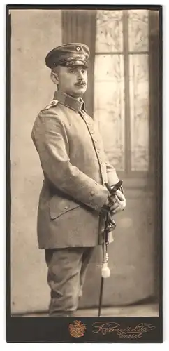 Fotografie Roemer & Cie, Cassel, Hohenzollernstr. 92, Offizier in Uniform Feldgrau mit Bajonett & Schlagband