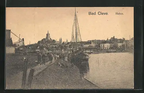 AK Bad Cleve, Hafen mit Frachtschiff und Passanten