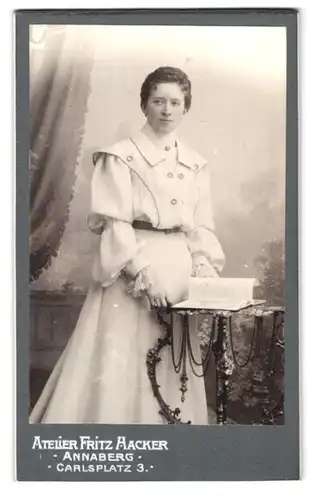 Fotografie Fritz Hacker, Annaberg, Carlsplatz 3, Portrait bürgerliche Dame mit Buch an Tisch gelehnt