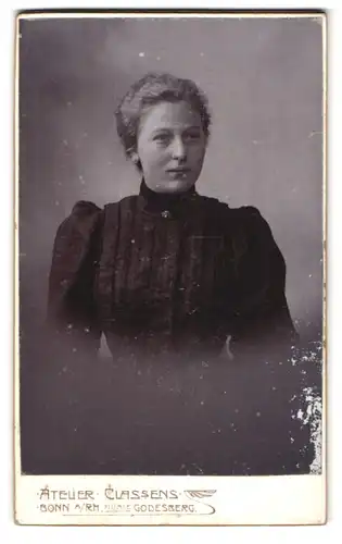 Fotografie Atelier Classens, Bonn a / Rh., Wenzelgasse 45, Portrait junge Dame im schwarzen Kleid