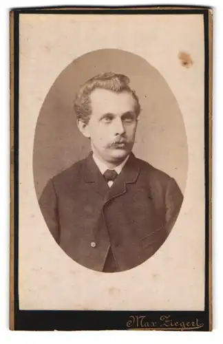 Fotografie Max Ziegert, Saarlouis, Brustportrait modisch gekleideter Herr mit Schnurrbart