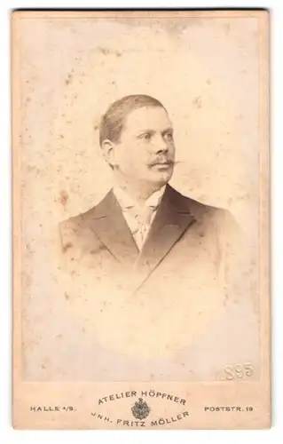 Fotografie Fritz Müller, Halle a / S., Poststrasse 19, Portrait eleganter Herr mit Oberlippenbart