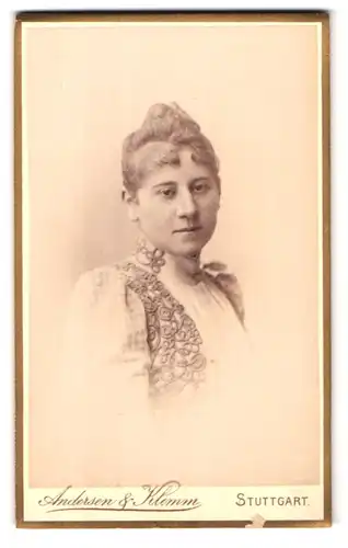 Fotografie Andersen & Klemm, Stuttgart, Charlottenstrasse 8, Portrait junge Dame in zeitgenössischer Kleidung