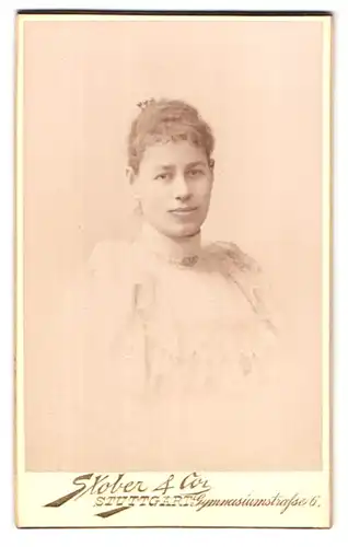 Fotografie Stober & Co., Stuttgart, Gymnasiumstrasse 6, Portrait junge Dame in eleganter Kleidung