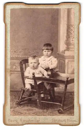 Fotografie Georg Rauchmiller, Günzburg a / Donau, Portrait kleines Mädchen und Kleinkind in hübscher Kleidung