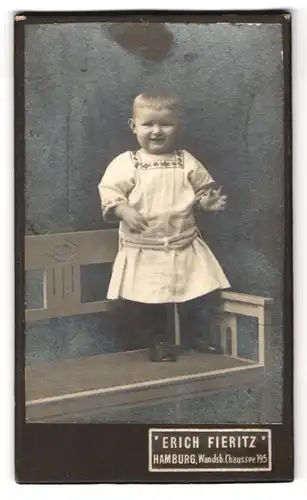 Fotografie Erich Fieritz, Hamburg, Wandsb. Chaussee 195, Portrait kleines Mädchen im modischen Kleid