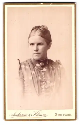 Fotografie Andersen & Klemm, Stuttgart, Portrait junge Dame mit Kragenbrosche