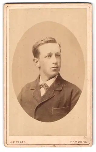 Fotografie H. F. Plate, Hamburg, Portrait junger Mann im Anzug mit Fliege