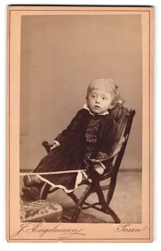 Fotografie J. Engelmann, Posen, Wilhelm-Strasse 8, Portrait kleines Mädchen im hübschen Kleid