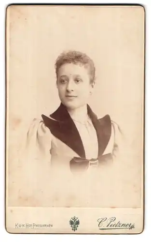 Fotografie Carl Pietzner, Wien, Mariahilferstrasse 1 B, Portrait junge Dame mit zurückgebundenem Haar